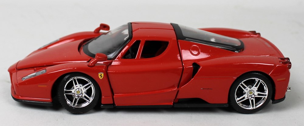 A group of model cars comprising a Maisto 1/24 scale Enzo Ferrari diecast model car,