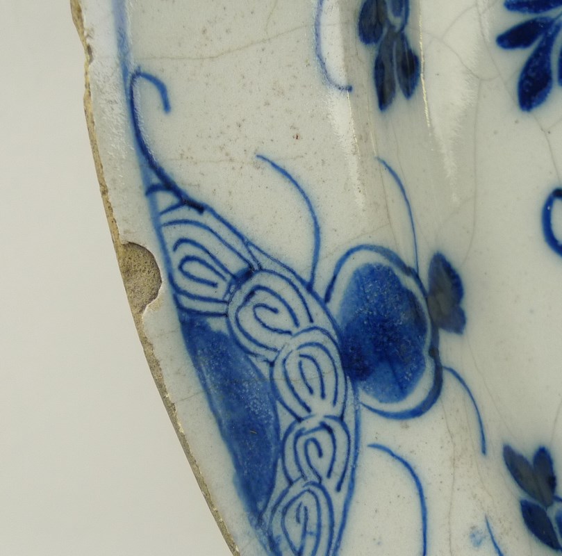 An English Bristol Delftware charger, mid 18th century, - Image 3 of 5