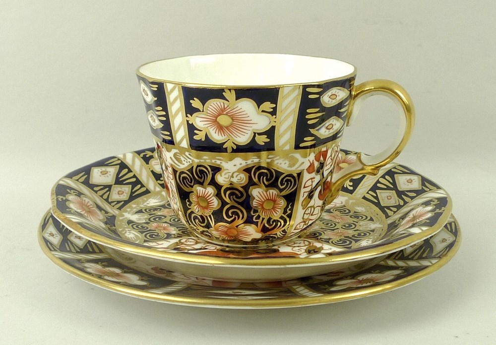 A Royal Crown Derby part teaset, decorated in gilt-heightened Imari palate, comprising six tea cups,