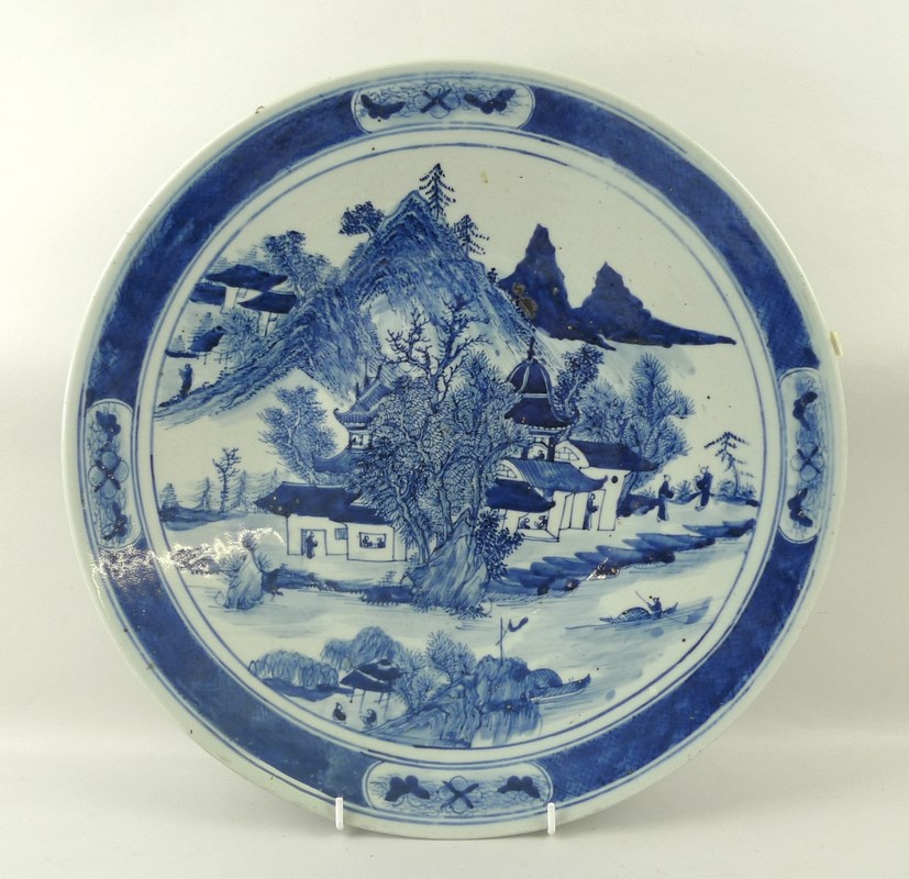 A Chinese export ware blue and white porcelain charger, 19th century,