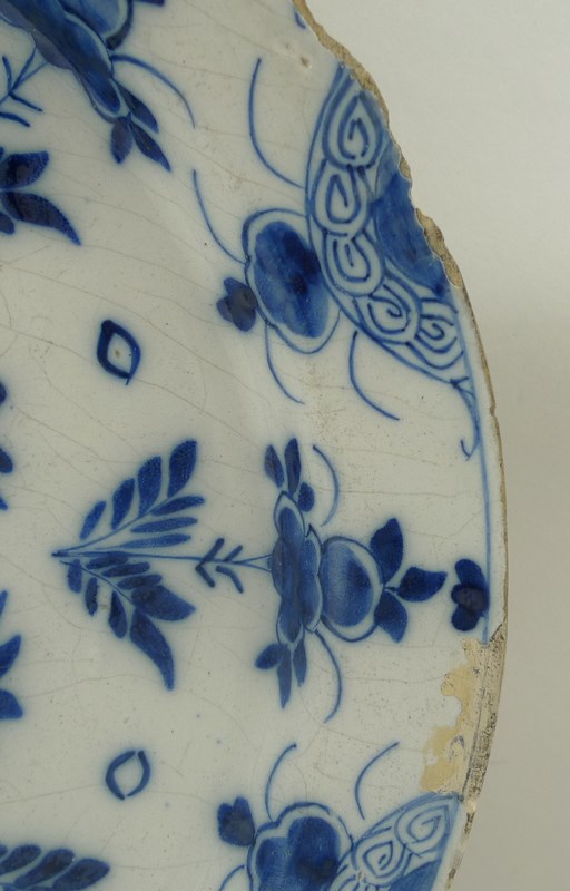 An English Bristol Delftware charger, mid 18th century, - Image 4 of 5