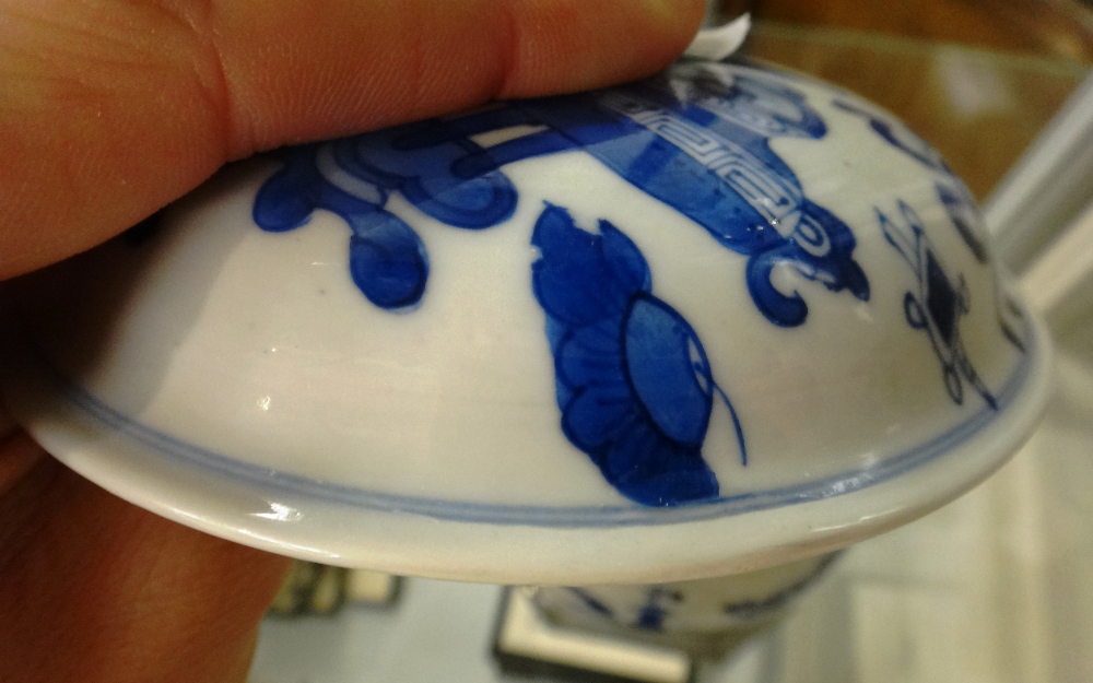 A Chinese blue and white circular box and cover, Kangxi, - Image 5 of 12