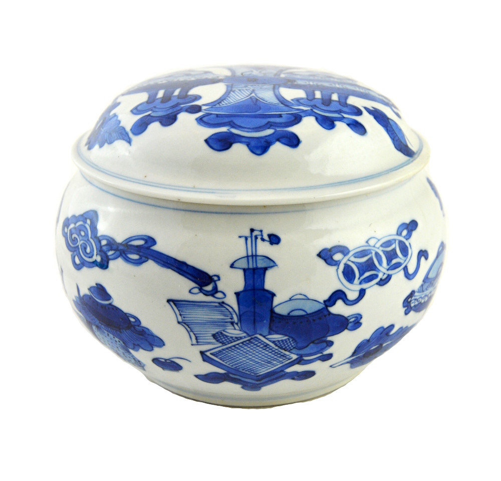 A Chinese blue and white circular box and cover, Kangxi,