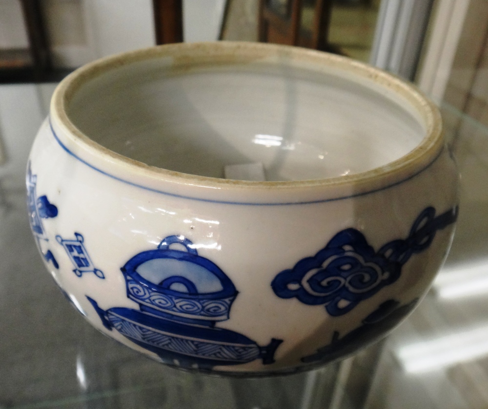 A Chinese blue and white circular box and cover, Kangxi, - Image 8 of 12