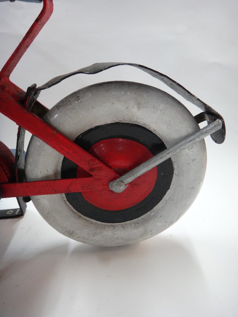 An early 20th century child's wooden motorcycle, previously from a fairground ride. - Image 4 of 5