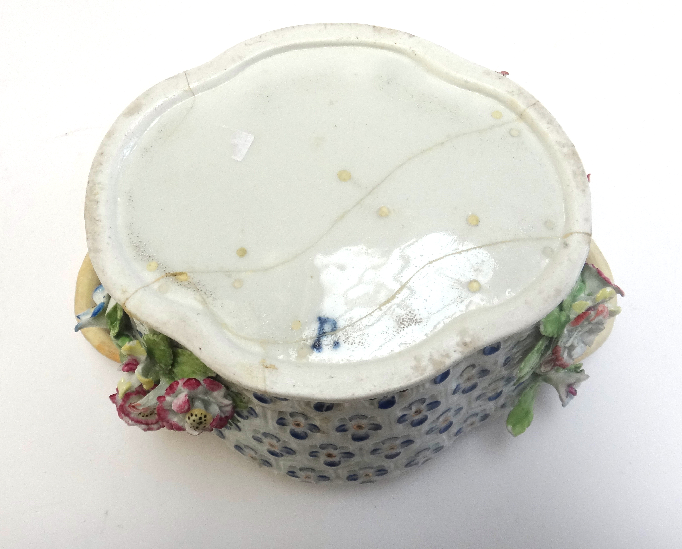 A Worcester porcelain basket and pierced cover, circa 1765, - Bild 4 aus 4