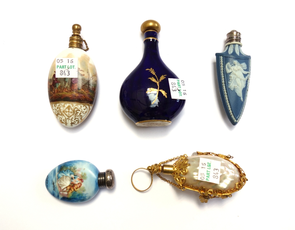 A Worcester Graingers porcelain scent bottle and stopper, late 19th century,