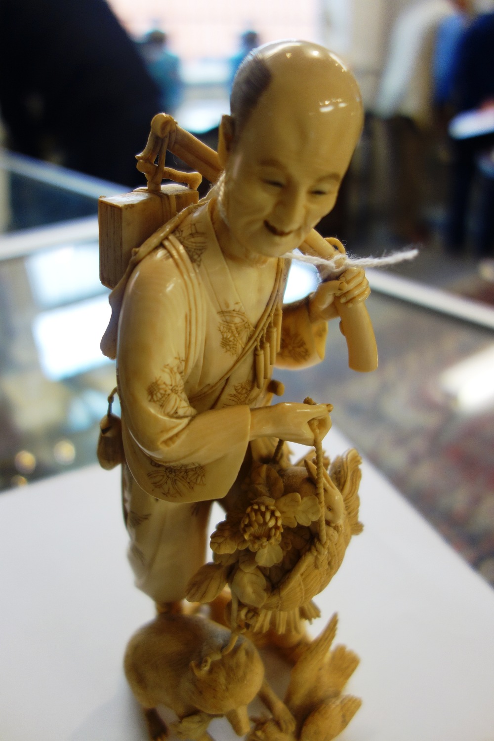 A Japanese ivory okimono of a tradesman, Meiji period, - Image 5 of 6