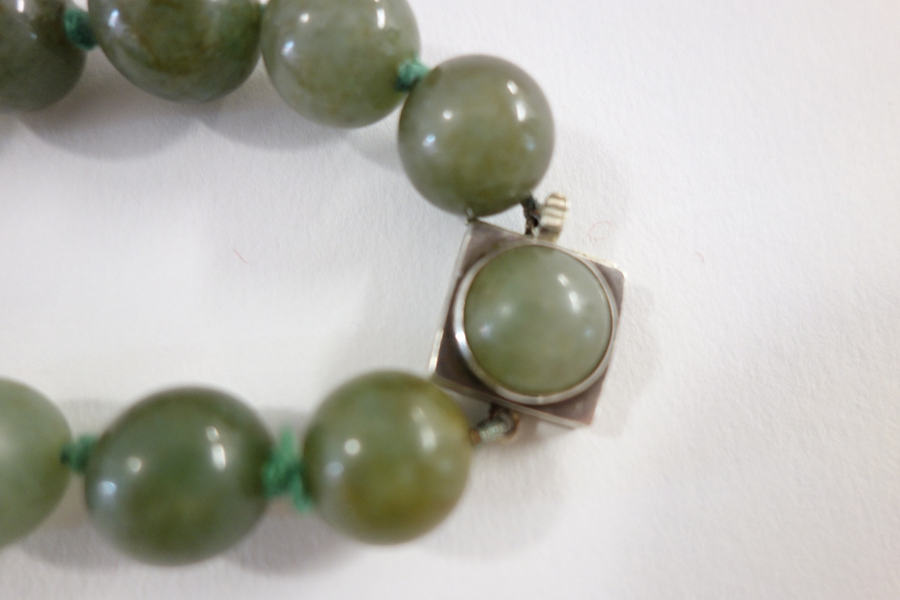 A Chinese pale celadon jade choker necklace, 20th century, - Image 4 of 4