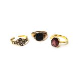 A gold ring, claw set with an oval cut garnet, detailed 750 18K, an 18ct gold,