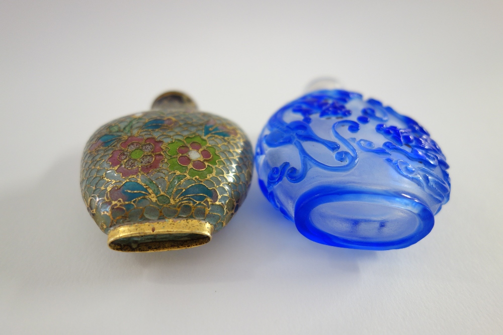 A Chinese blue overlay glass snuff bottle, 20th century, decorated with dragons and bats, 6cm. - Image 7 of 7