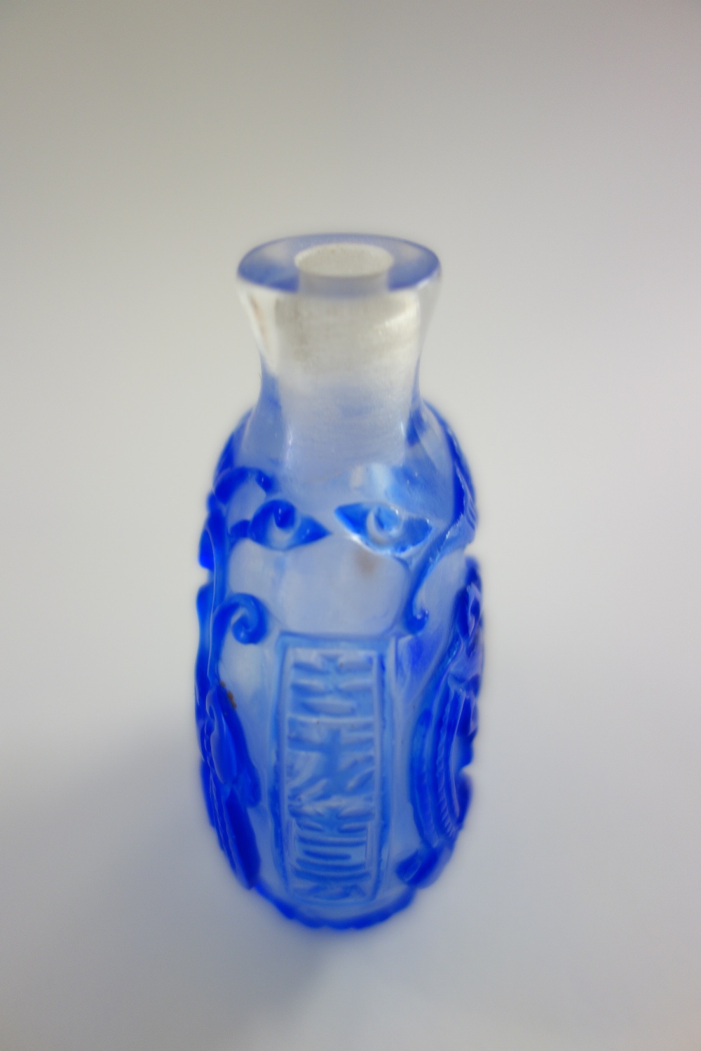 A Chinese blue overlay glass snuff bottle, 20th century, decorated with dragons and bats, 6cm. - Image 4 of 7