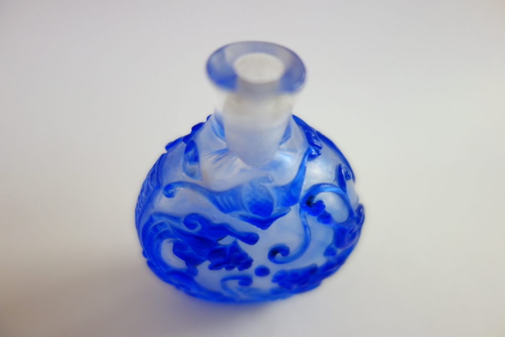 A Chinese blue overlay glass snuff bottle, 20th century, decorated with dragons and bats, 6cm. - Image 5 of 7