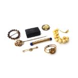 A gold and lapis lazuli bar brooch with a beaten finish, detailed 585,