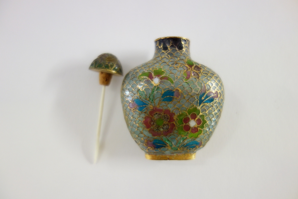 A Chinese blue overlay glass snuff bottle, 20th century, decorated with dragons and bats, 6cm. - Image 2 of 7