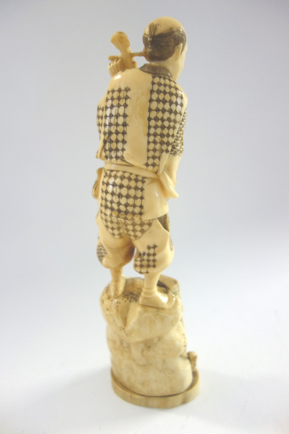 A Japanese marine ivory okimono of a musician, Meiji period, - Image 4 of 7