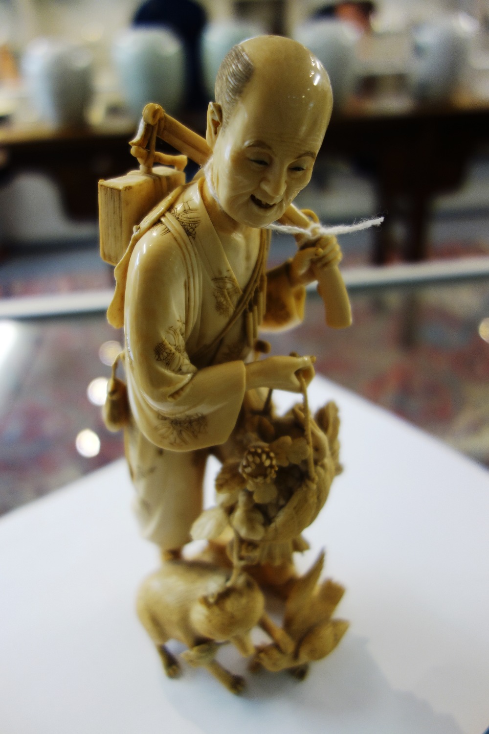 A Japanese ivory okimono of a tradesman, Meiji period, - Image 2 of 6