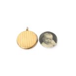 A gold circular pendant locket, the back and the front decorated with linear bands, diameter 3.