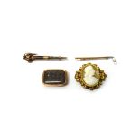 A gold brooch, designed as a golf club, mounted with a seed pearl, detailed 15,