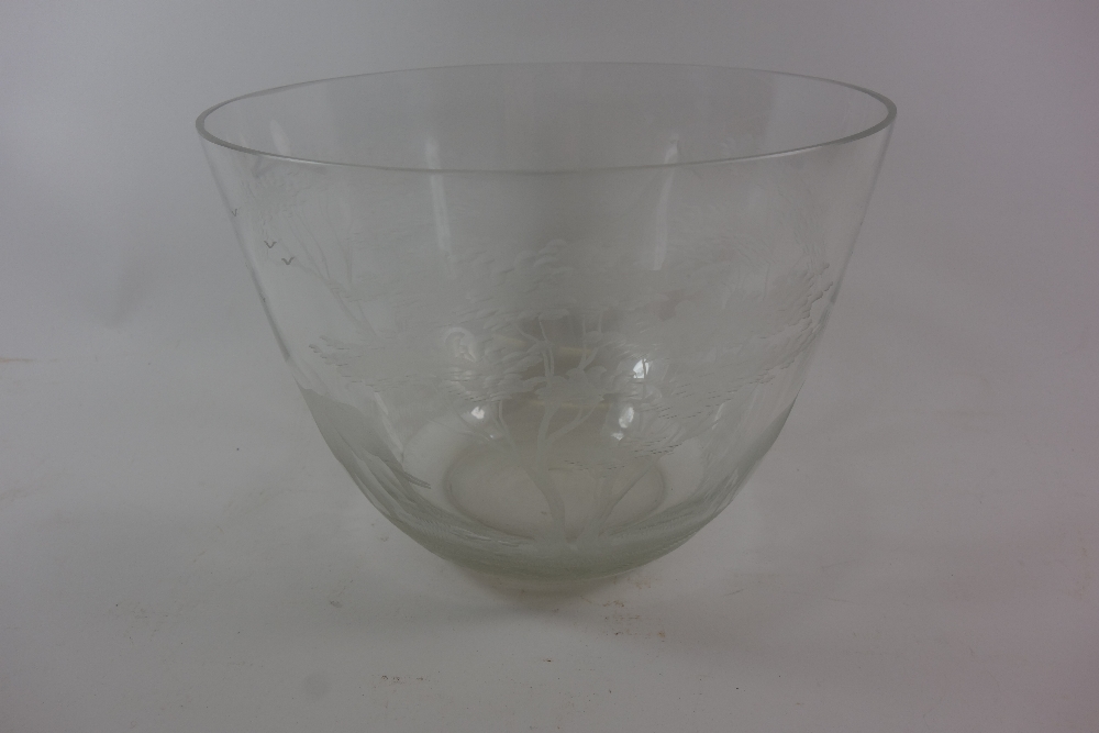 Rowland Ward: a circular tapering glass punch bowl, etched around the sides with an elephant, - Bild 3 aus 3