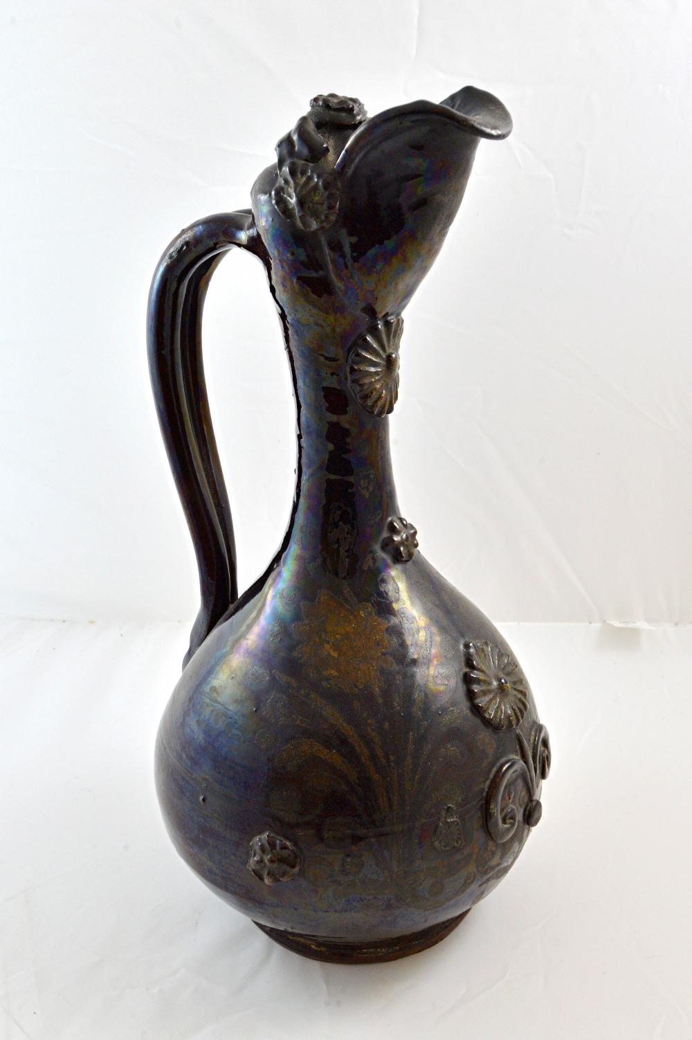 A Channakale Turkey pottery ewer, 19th century, with applied decoration, - Bild 2 aus 2