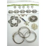 A collection of jewellery,