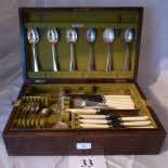 An oak cased canteen of cutlery est: £40-£60 (A4)