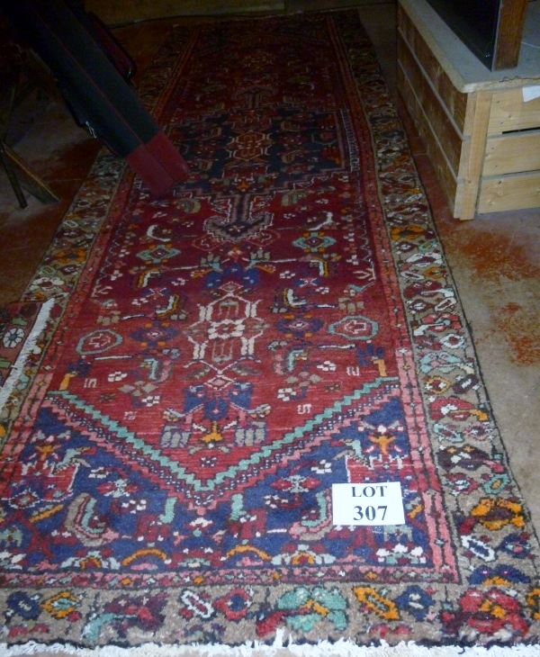 A Hamadan runner (284 x 97 cm approx) es