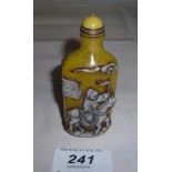 A yellow glass overlaid Chinese snuff bo
