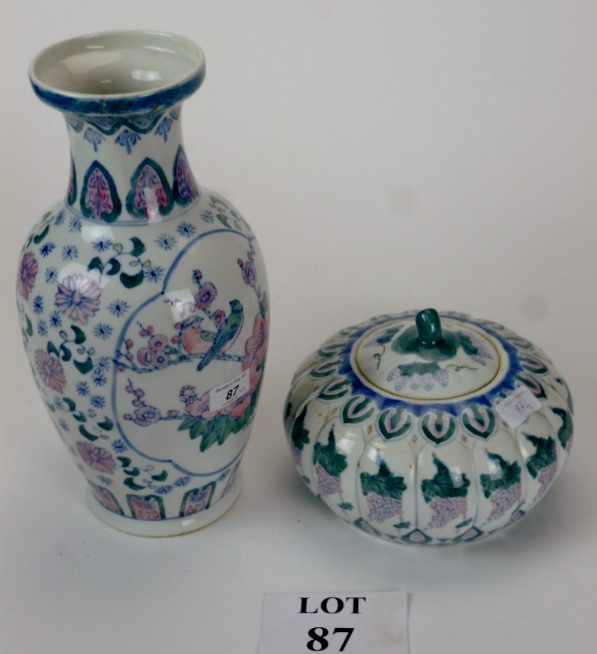 A decorative Chinese vase (a/f) and squat lobed jar and cover (2) est: £25- £45 (AB11)