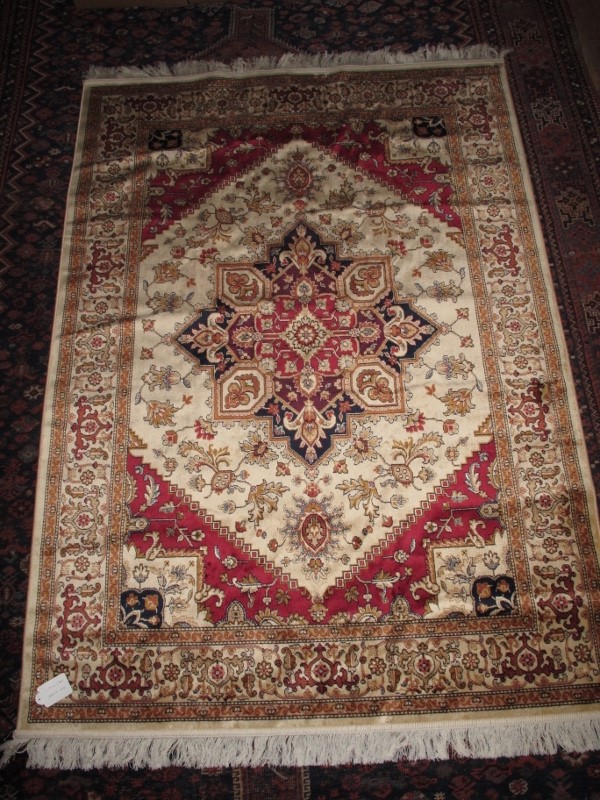 Beige ground Heriz motif rug (1.90 c 1.