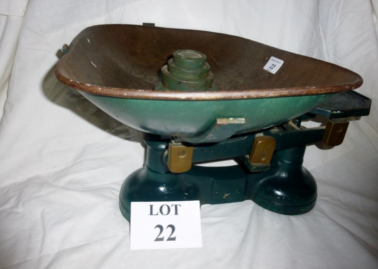 A set of W & T Avery Ltd scales with weights est: £20-£40 (A4)