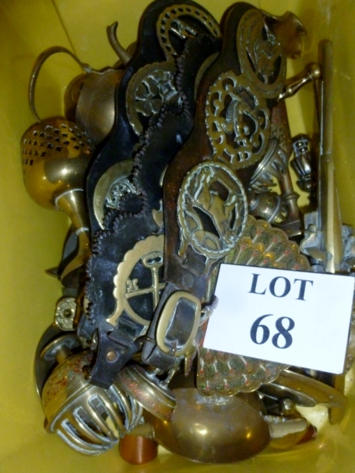 A box of assorted brass and copper ware to include horse-brasses,