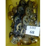 A box of assorted brass and copper ware to include horse-brasses,