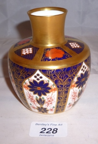 A Royal Crown Derby vase 'Old Imari' est