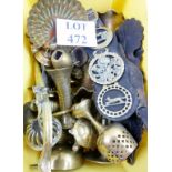 A box of assorted brass and copper ware to include horse-brasses,