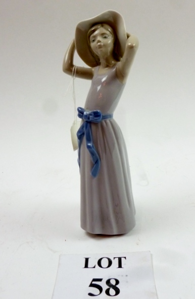 A small Lladro figurine of a young woman est: £20-£40 (O1)
