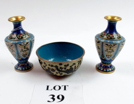 A pair of cloisonné vases and a bowl est