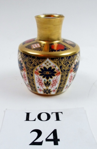 A Crown Derby 'Old Imari' case est: £30-