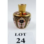 A Crown Derby 'Old Imari' case est: £30-