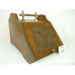 An Edwardian oak coal box est: £30-£50 (BB25)