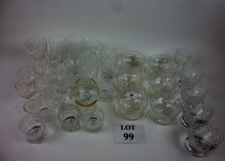 A quantity of assorted glassware to incl