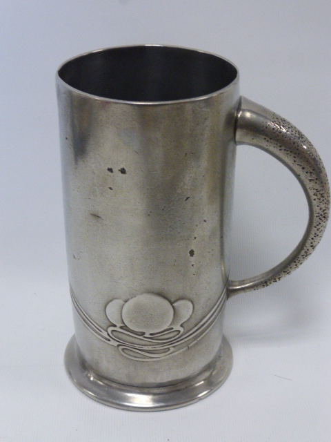 Pewter tankard with Art Nouveau design, stamped to base 'English Pewter 0281', 16cms in height..