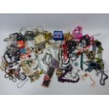 Box of assorted costume jewellery.