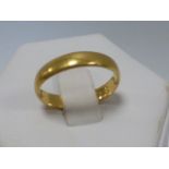 22ct gold wedding band, hallmarked Chester 1909, size P, 3.2g.