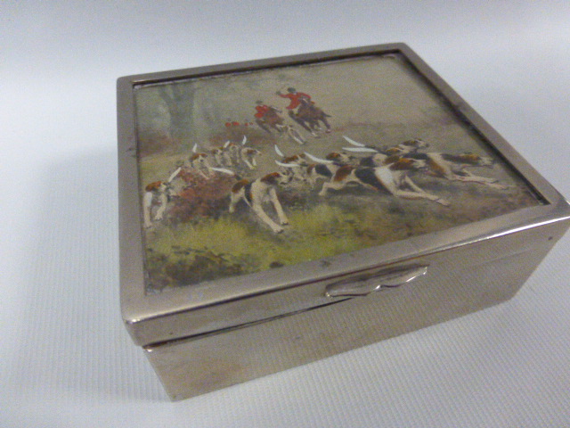 Two 1930's Royal Doulton pin dishes/trays showing Foxhounds, two ale mugs with huntsman & dogs, - Image 4 of 5