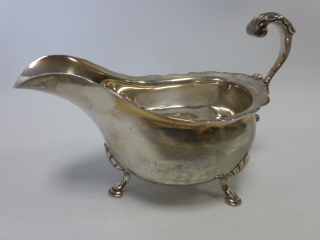 Edwardian silver sauce boat of typical form with gadrooned rim, hallmarked London 1906,