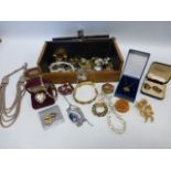 A collection of assorted jewellery including a 9ct gold 'Special Daughter' pendant necklace and an