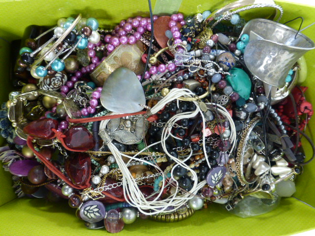 Box of costume jewellery.