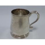 Silver tankard / christening cup hallmarked London 1964 by maker Richard Comyns, 9.